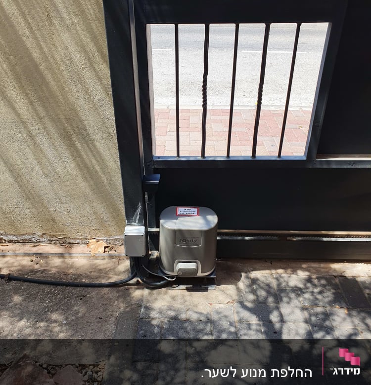 מנוע חשמלי לשער מתכת עם חיבורים חשמליים